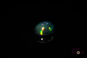 Opale noire cabochon ovale. Beaux éclats de couleur. 1.94 ct. 11.0mm x 9.0mm