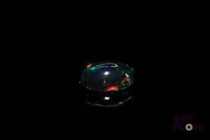 Opale noire cabochon ovale. Beaux éclats de couleur. 3.24 cts. 13.0mm x 9.0mm