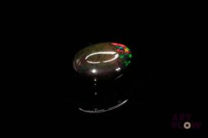 Opale noire cabochon ovale fantaisie. 5.55 cts. 14.5mm x 11.2mm
