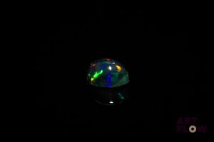 Opale noire cabochon poire. Beaux éclats de couleur. 1.32 ct. 9.0mm x 6.0mm