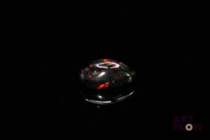 Opale noire cabochon poire. Beaux éclats de couleur. 1.80 ct. 12.0mm x 8.0mm