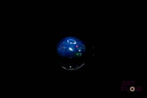 Opale noire cabochon rond. Beaux éclats de couleur, dominante bleue. 1.33 ct. 8.0mm