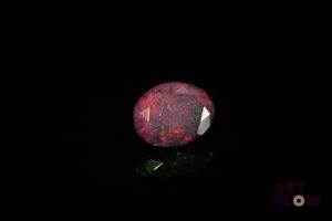 Opale noire facettée ovale. Jolie couleur, dominante rouge. 1.79 ct. 10.2mm x 7.9mm
