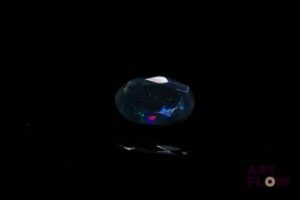 Opale noire ovale. 1.42 ct. 10.5mm x 7.0mm