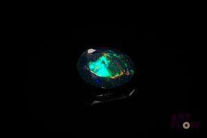Opale noire ovale. Beaux éclats de couleur. 1.34 ct. 10.8mm x 8.2mm