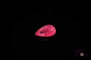 Opale noire ovale. Beaux éclats de couleur. 1.34 ct. 10.8mm x 8.2mm