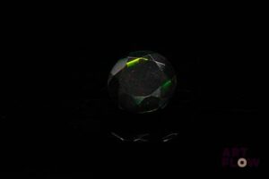 Opale noire ronde. Beaux éclats de couleur. 2.45 cts. 9.7mm
