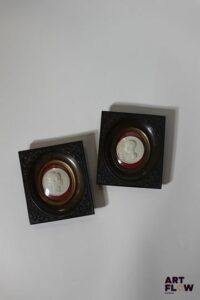 Paire de miniatures en biscuit à décor en bas-relief de "Marie-Caroline Fernande Louise Duchesse de Berry" et "Henri-Charles Ferdinand Marie Dieudonné, Duc de Bordeaux".