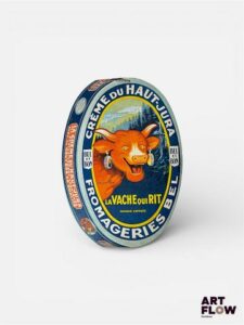 Panneau publicitaire en carton rigide pour le célèbre fromage fondu "La Vache qui Rit" Probablement première moitié XXe siècle. La marque La Vache qui rit a été déposée le 16 avril 1921 par Léon Bel. Dimensions : 31 x 23 cm Illustrateur : Benjamin Rabier Mention "Paris Grand Prix 1921" Couleurs d’origine vives, bel état de conservation pour son âge