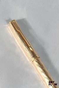 PARKER Stylo bille en or jaune 750/°° à décor d'écorce. Longueur : 13 cm Poids brut : 24,01 g Bon état général malgré quelques légers défauts (usures d'usage)