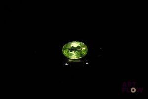 Péridot ovale. Jolie couleur, VS. 0.84 ct. 7.0mm x 5.0mm