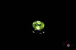 Péridot ovale. Jolie couleur, VVS, non chauffé. 0.97 ct. 7.0mm x 5.0mm
