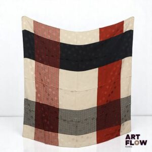 Pierre BALMAIN Carré en soie crème à decor géométrique et motif pieds de poule dans les tons terracotta et noir. 85 x 85 cm