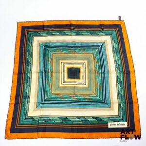 PIERRE BALMAIN Carré en soie dans les tons vert, orange, crème et marine 75 x 75 cm Tâches