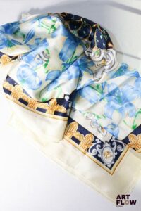 PIERRE BALMAIN Paris Foulard en polyester modèle "François Ier" à imprimé de fleurs de lys. Signé Pierre Balmain. 88 x 88 cm. Bon état général malgré quelques légers défauts.