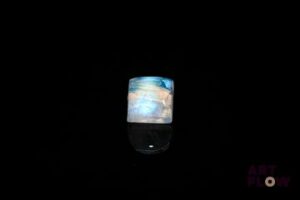 Pierre de lune cabochon carré. Beaux éclats de couleur. 1.49 ct. 6.0mm x 6.0mm