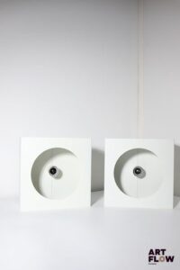 Pierre DISDEROT, attribué à Paire d'appliques carrées en métal laqué. 25 x 25 x 10,5 cm Relaquées en blanc. Quelques petites griffures et sauts de peinture.
