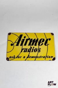 Plaque émaillée Airmec radios Dimensions : 23 x 35,5 cm Eclats aux oeillets. Moderne