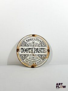 Plaque émaillée Arecanut Toothpaste Diamètre : 23 cm Petits éclats et traces de rouille