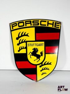Plaque émaillée blason Porsche Dimensions : 45 x 34 cm Petits éclats et traces de rouille Reproduction moderne
