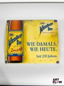 Plaque émaillée bombée rectangulaire Wieselburger Bier Dimensions : 33 x 40 cm Petits éclats et traces de rouille Reproduction moderne