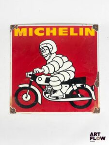 Plaque émaillée carrée Michelin Dimensions : 30 x 30 cm Petits éclats et traces de rouille Reproduction moderne