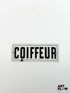 Plaque émaillée Coiffeur Dimensions : 7,5 x 20 cm Petits éclats et traces de rouille