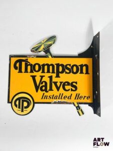 Plaque émaillée d'angle Thompson Valves Dimensions : 29 x 32 cm Petits éclats et traces de rouille Reproduction moderne