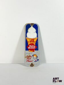 Plaque émaillée d'après Dairy Queen Dimensions : 30 x 10 cm Petits éclats et traces de rouille - moderne