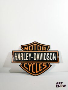 Plaque émaillée d'après Harley Davidson Dimensions : 37 x 50 cm Petits éclats et traces de rouille - moderne