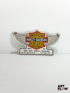 Plaque émaillée d'après Harley Davidson - small Wings Dimensions : 14 x 25 cm Petits éclats et traces de rouille - moderne