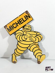 Plaque émaillée d'après Michelin jaune Dimensions : 28,5 x 22 cm Petits éclats et traces de rouille