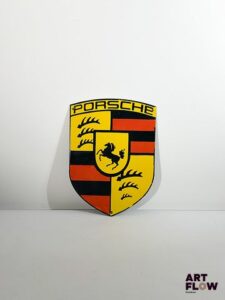 Plaque émaillée d'après Porsche Diamètre : 38 x 27,5 cm Petits éclats et traces de rouille