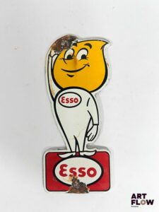 Plaque émaillée Esso Dimensions : 20 x 8 cm Petits éclats et traces de rouille