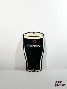 Plaque émaillée Guinness Dimensions : 43 x 24 cm Petits éclats et traces de rouille - moderne