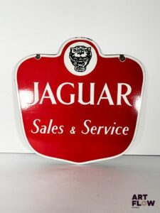 Plaque émaillée Jaguar Sales & Service Dimensions : 61 x 61 cm Petits éclats et traces de rouille Reproduction moderne