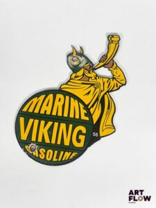 Plaque émaillée Marine Viking Gasoline Dimensions : 21 x 14 cm Petits éclats et traces de rouille Reproduction moderne