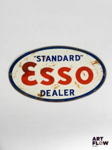 Plaque émaillée ovale Esso Dimensions : 17,5 x 30 cm Petits éclats et traces de rouille Reproduction moderne