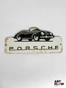 Plaque émaillée Porsche représentant une Porsche 356 Dimensions : 15,5 x 34,5 cm Petits éclats et traces de rouille Reproduction moderne