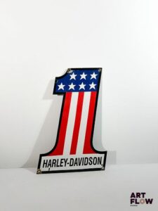 Plaque émaillée publicitaire Harley Davidson Dimensions : 45,5 x 21 cm Petits éclats et traces de rouille - moderne