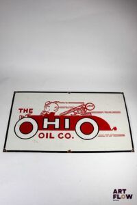 Plaque émaillée rectangulaire d'après The Ohio oil Dimensions : 51 x 91 cm Eclats aux oeillets, et traces.
