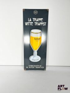 Plaque émaillée rectangulaire La Trappe Witte Trappist Dimensions : 70 x 27 cm Petits éclats et traces de rouille Reproduction moderne