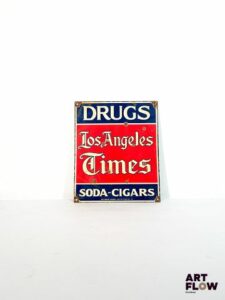 Plaque émaillée rectangulaire Los Angeles Times Dimensions : 30 x 25 cm Petits éclats et traces de rouille