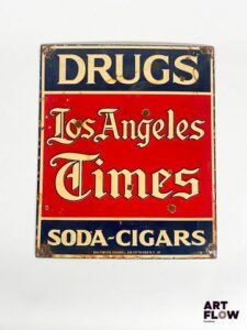 Plaque émaillée rectangulaire Los Angeles Times Dimensions : 30,5 x 25,5 cm Petits éclats et traces de rouille Reproduction moderne