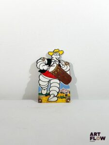 Plaque émaillée rectangulaire Michelin - bonhomme Michelin jouant du tambour 22 x 13 cm Petits éclats et traces de rouille - reproduction moderne