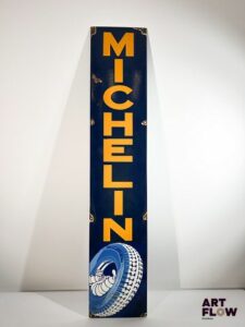 Plaque émaillée rectangulaire Michelin Dimensions : 122 x 24 cm Petits éclats et traces de rouille