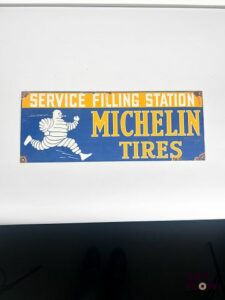 Plaque émaillée rectangulaire Michelin Service Filling Station Dimensions : 21 x 54 cm Petits éclats et traces de rouille Reproduction moderne