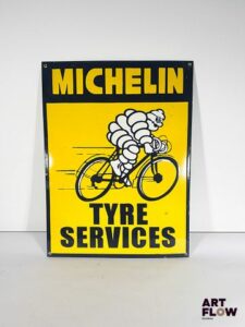 Plaque émaillée rectangulaire Michelin Type Services Dimensions : 61 x 46 cm Petits éclats et traces de rouille Reproduction moderne