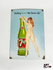 Plaque émaillée rectangulaire Seven-Up Dimensions : 30,5 x 20,5 cm Petits éclats et traces de rouille Reproduction moderne