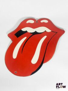 Plaque émaillée Rolling Stones Dimensions : 33,5 x 25,5 cm Petits éclats et traces de rouille Reproduction moderne